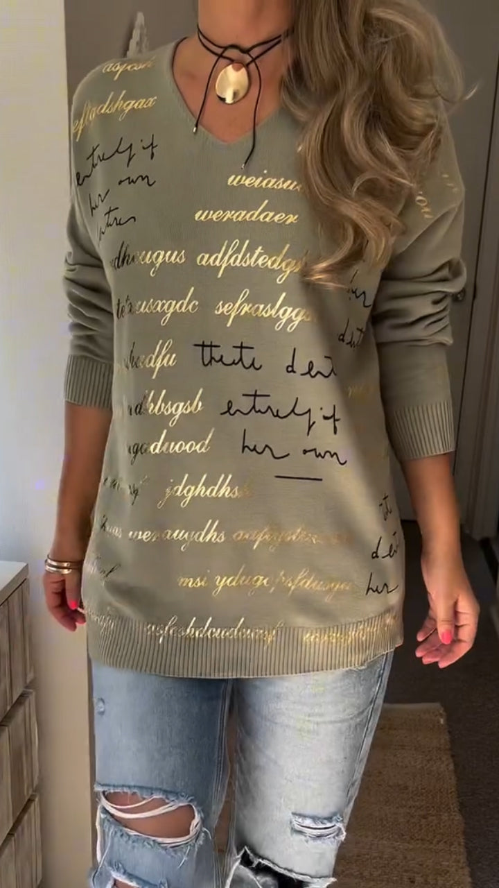 Dámský ležérní top s výstřihem do V a potiskem písmen